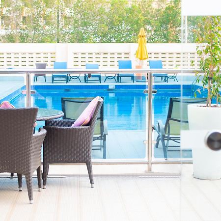 Отель Crowne Plaza Jeddah By Ihg Экстерьер фото The pool at the hotel
