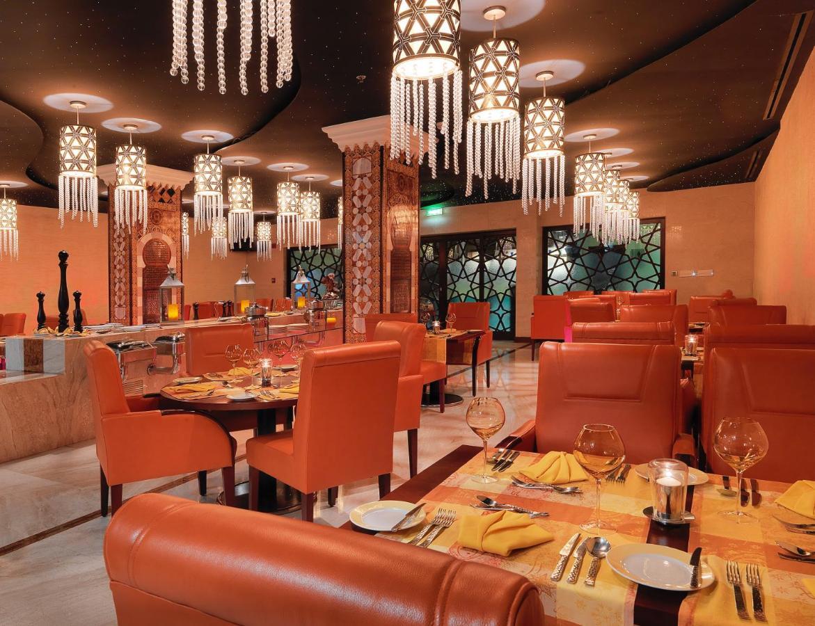 Отель Crowne Plaza Jeddah By Ihg Экстерьер фото The interior of a restaurant