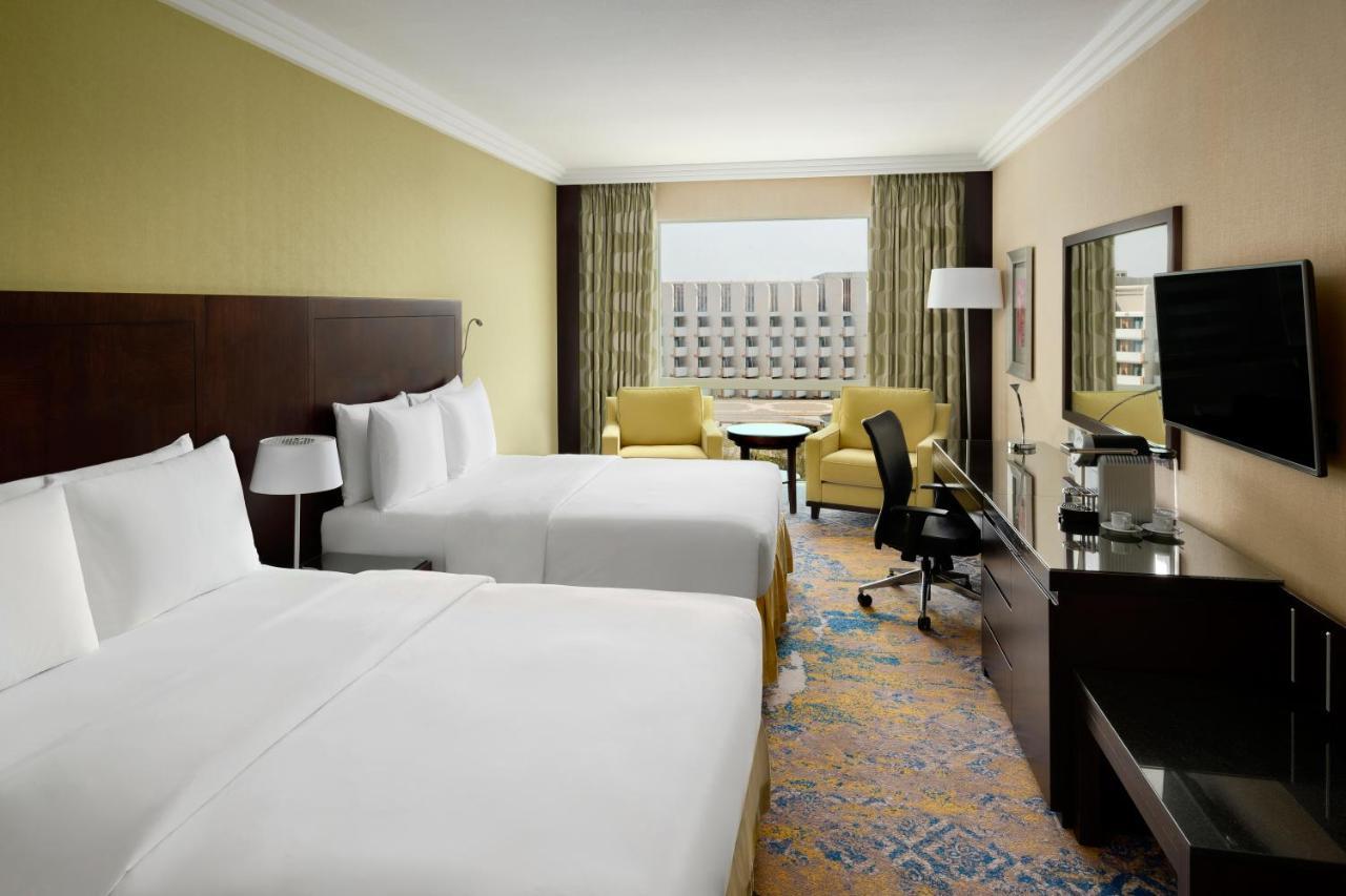 Отель Crowne Plaza Jeddah By Ihg Экстерьер фото A typical guest room at the hotel