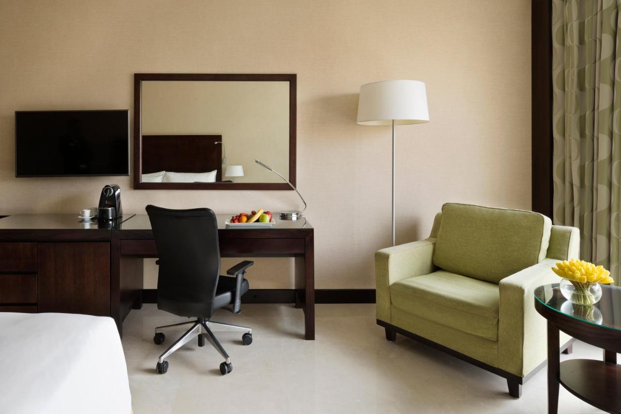 Отель Crowne Plaza Jeddah By Ihg Экстерьер фото A room at the hotel