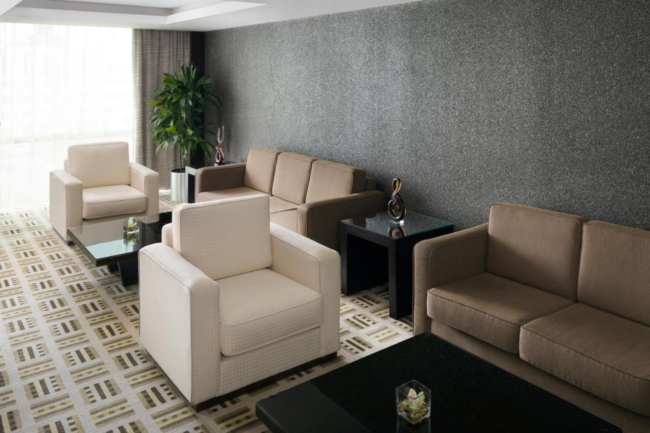 Отель Crowne Plaza Jeddah By Ihg Экстерьер фото A living room with a carpet