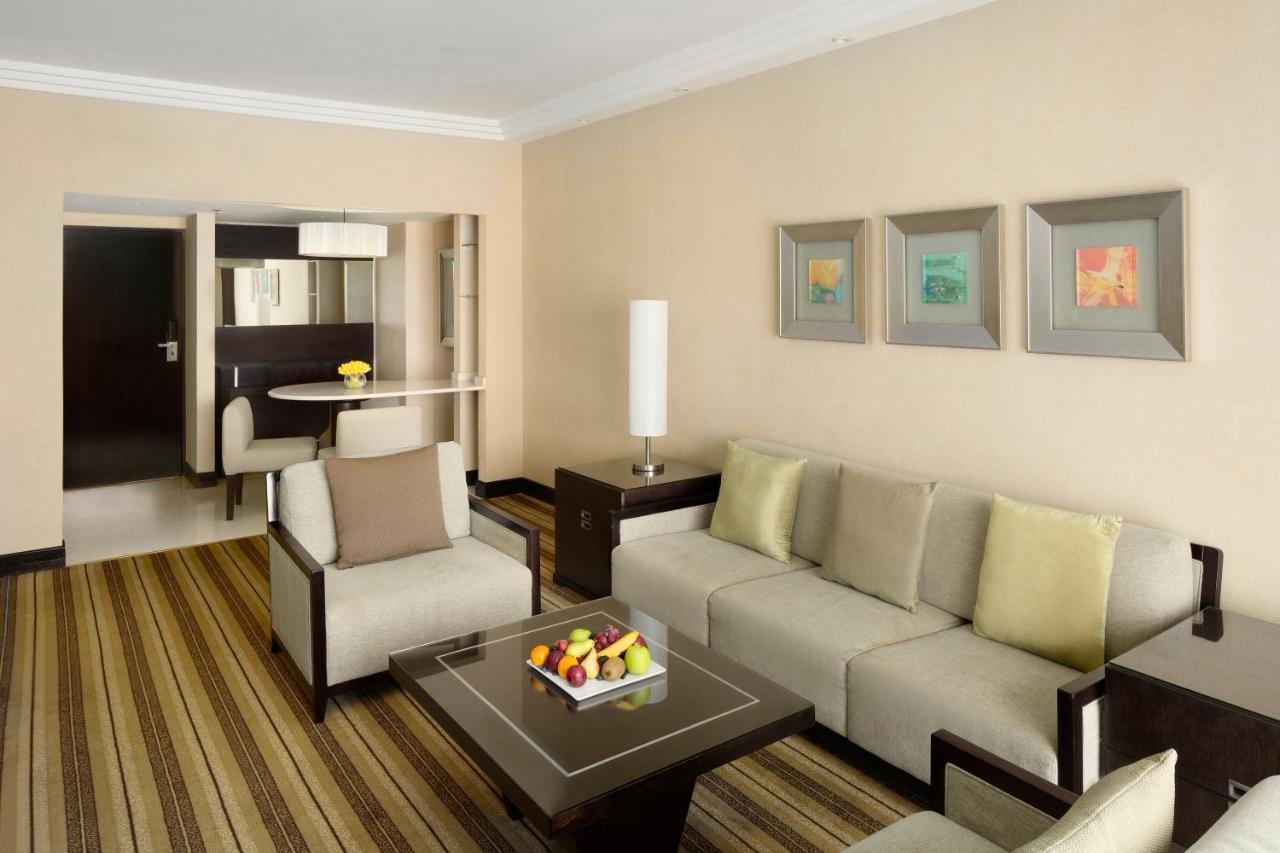 Отель Crowne Plaza Jeddah By Ihg Экстерьер фото A living room