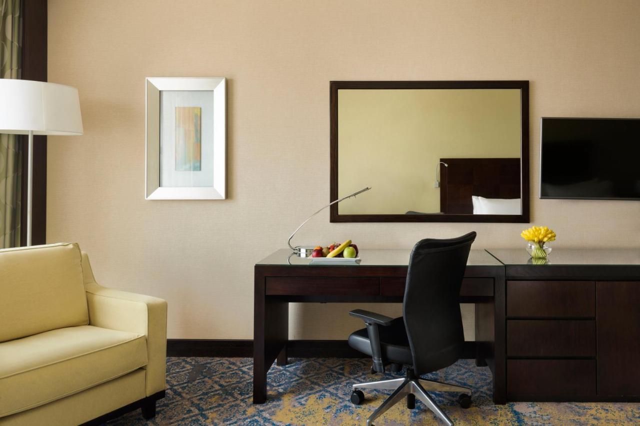 Отель Crowne Plaza Jeddah By Ihg Экстерьер фото A room at the hotel