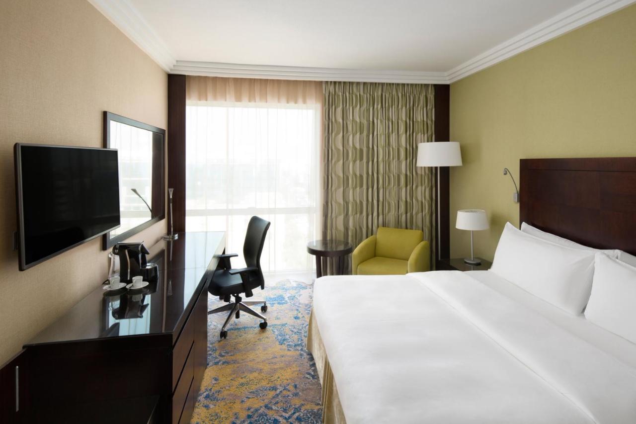 Отель Crowne Plaza Jeddah By Ihg Экстерьер фото A guest room at the Hilton Garden Inn