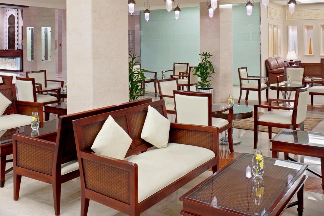 Отель Crowne Plaza Jeddah By Ihg Экстерьер фото The lounge at the airport