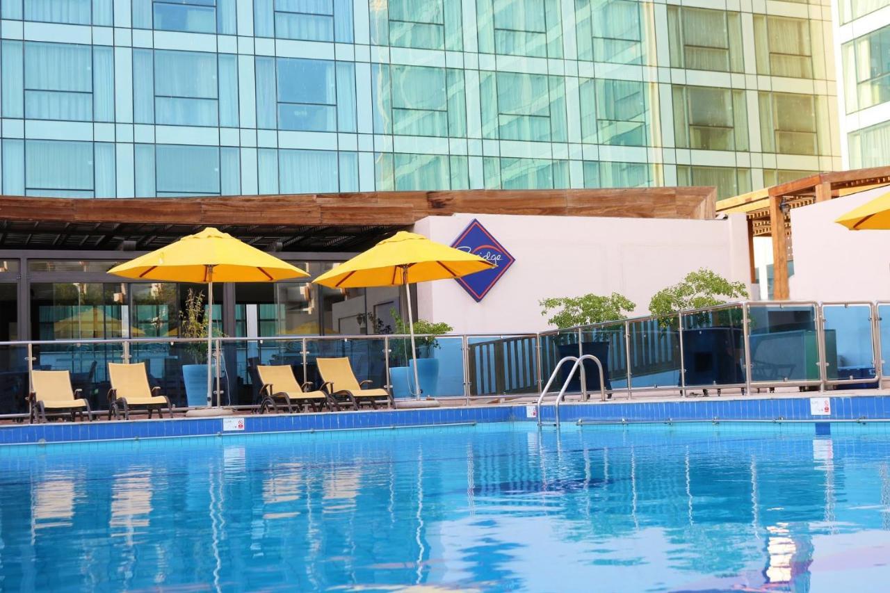 Отель Crowne Plaza Jeddah By Ihg Экстерьер фото The swimming pool at the hotel