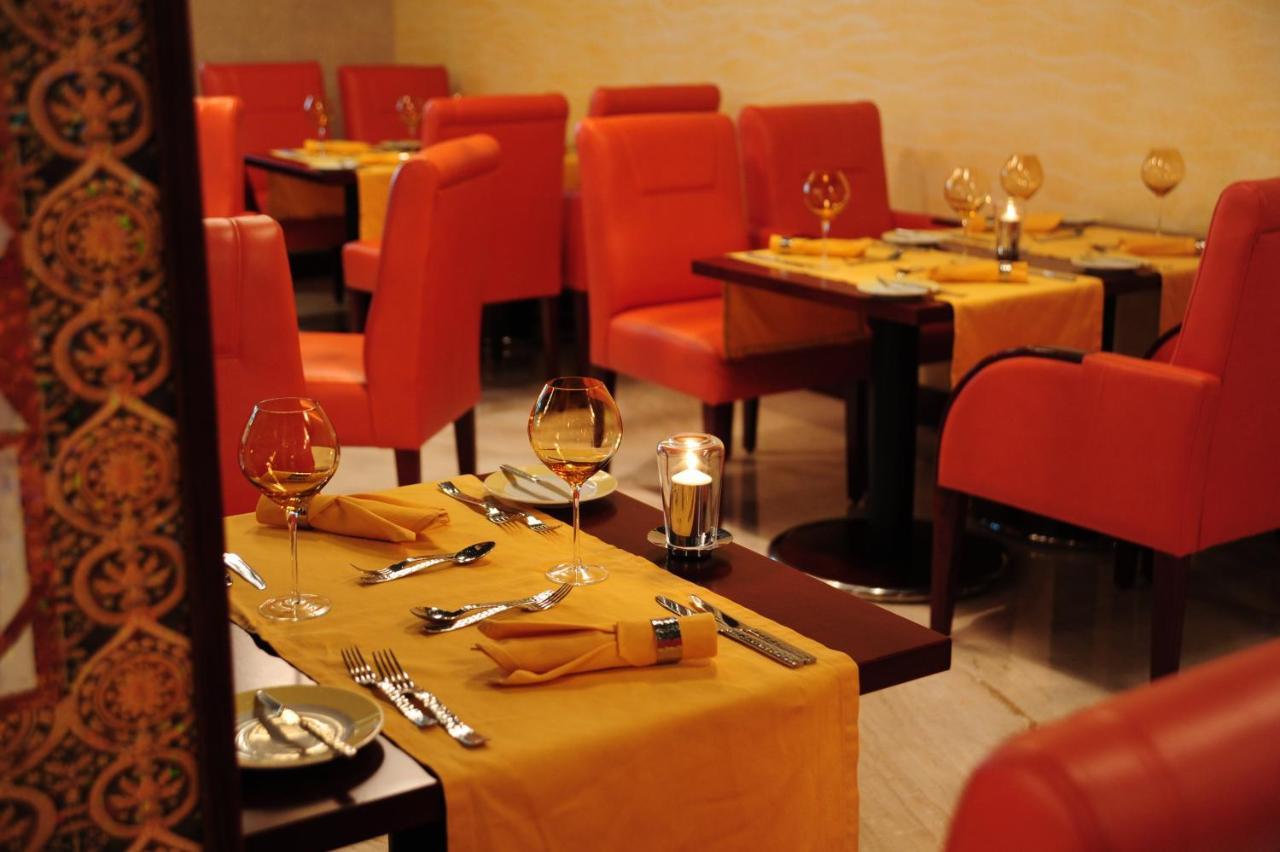 Отель Crowne Plaza Jeddah By Ihg Экстерьер фото Restaurant interior