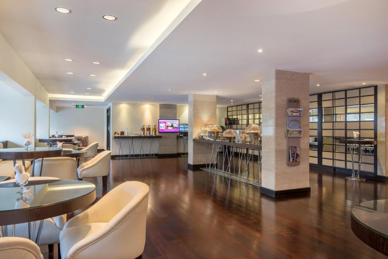 Отель Crowne Plaza Jeddah By Ihg Экстерьер фото The lounge at Paris-Orly Airport