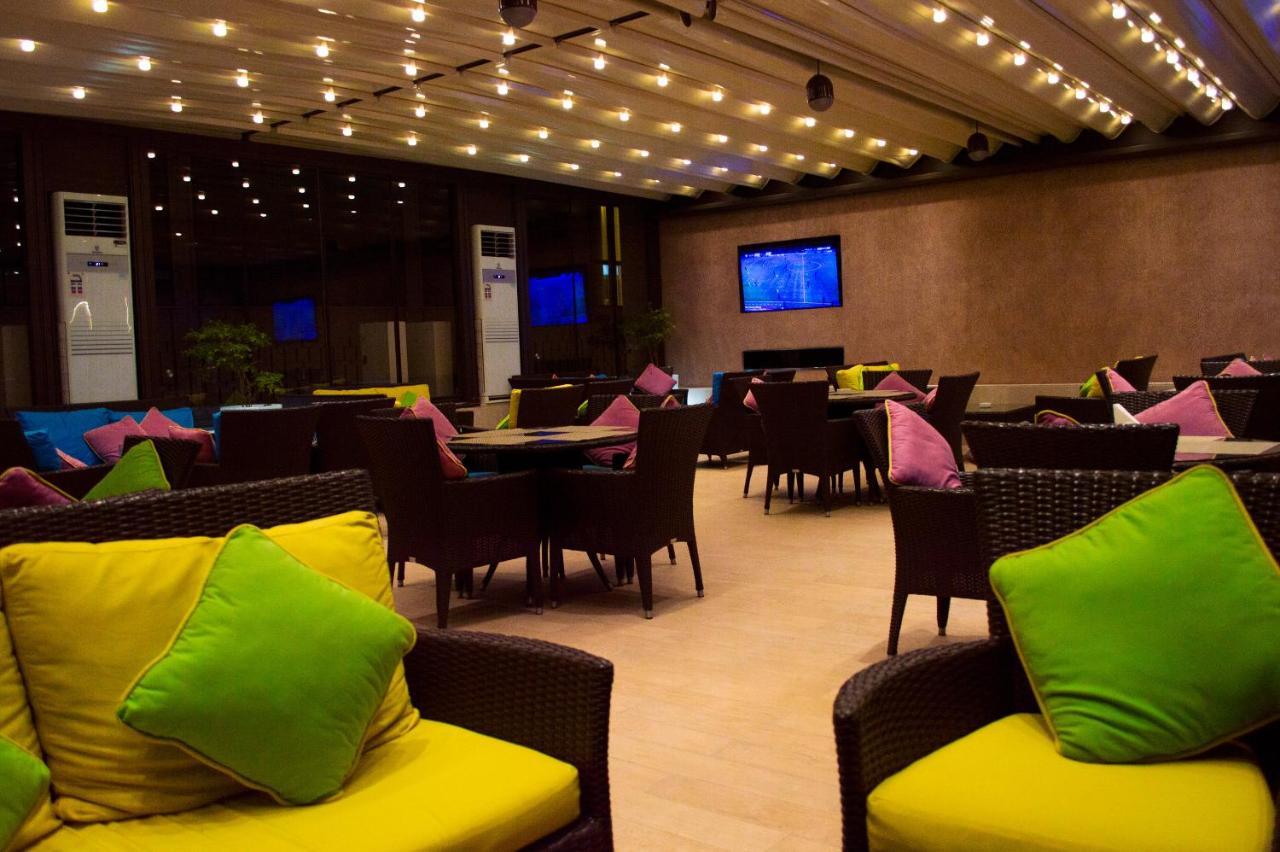 Отель Crowne Plaza Jeddah By Ihg Экстерьер фото The interior of the lounge