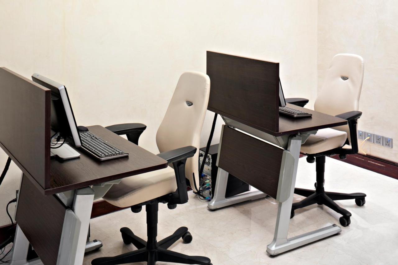 Отель Crowne Plaza Jeddah By Ihg Экстерьер фото A typical computer lab