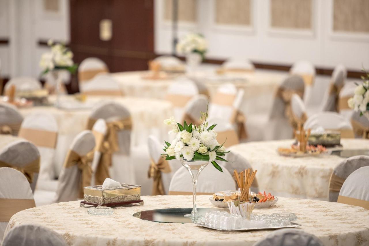 Отель Crowne Plaza Jeddah By Ihg Экстерьер фото A wedding reception