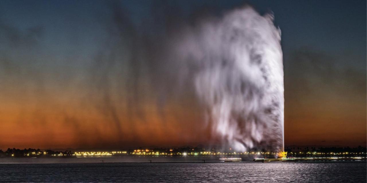 Отель Crowne Plaza Jeddah By Ihg Экстерьер фото The fountain at night
