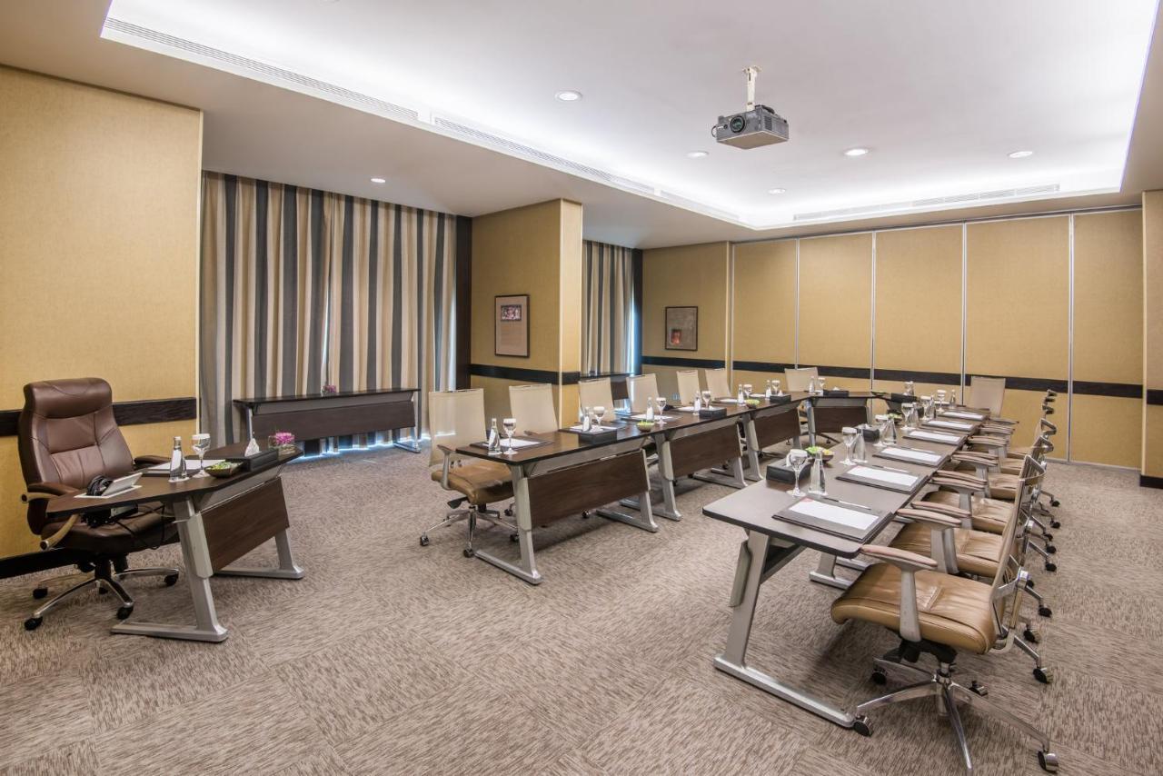 Отель Crowne Plaza Jeddah By Ihg Экстерьер фото Meeting room