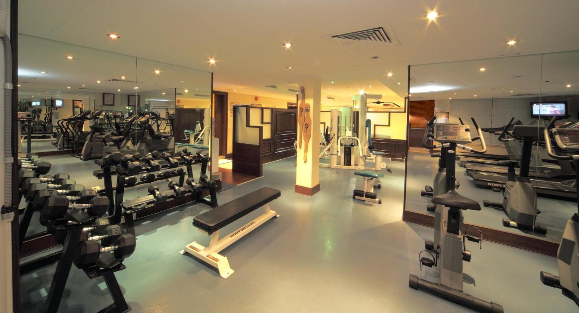 Отель Crowne Plaza Jeddah By Ihg Экстерьер фото The gym at the hotel