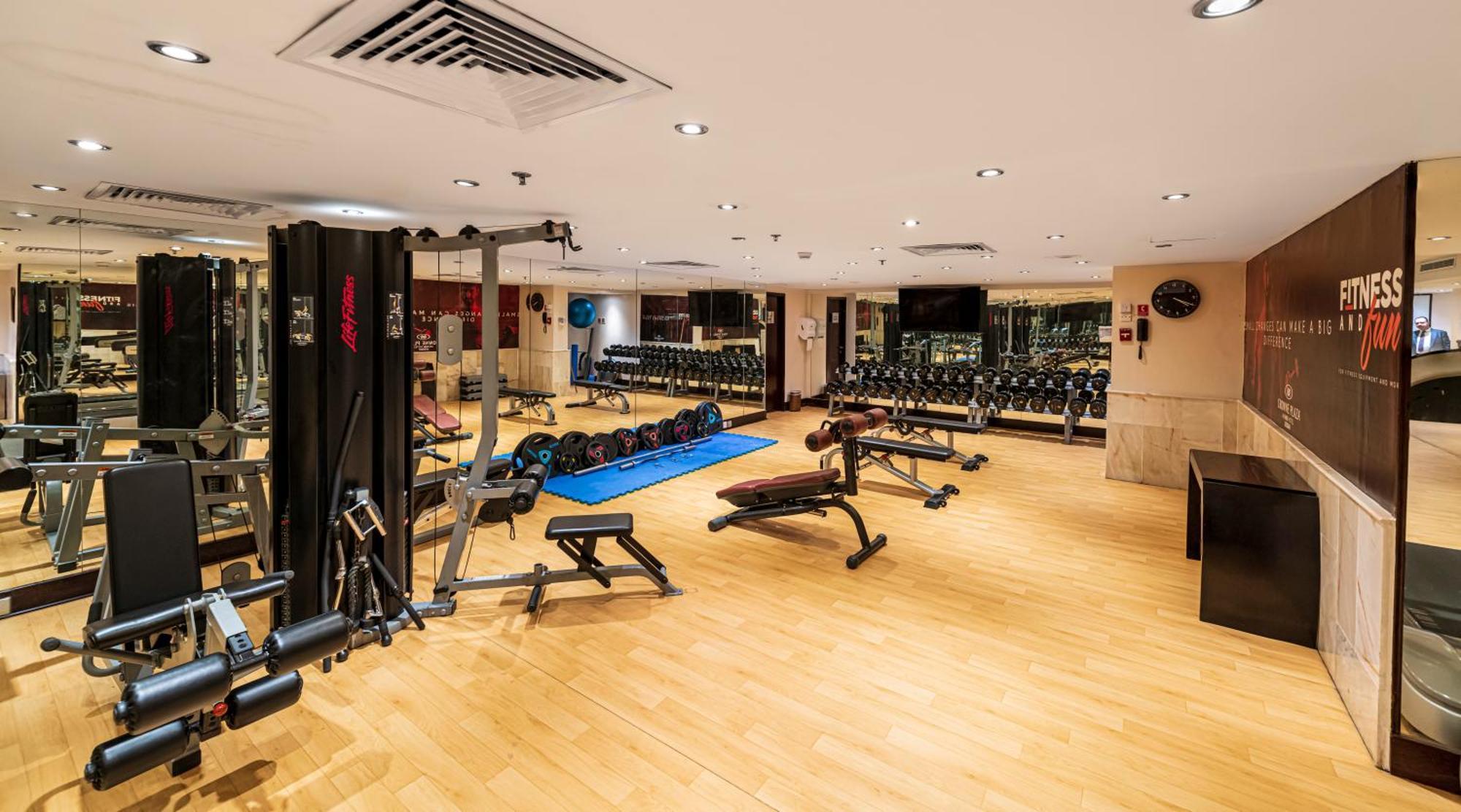 Отель Crowne Plaza Jeddah By Ihg Экстерьер фото The gym at the hotel