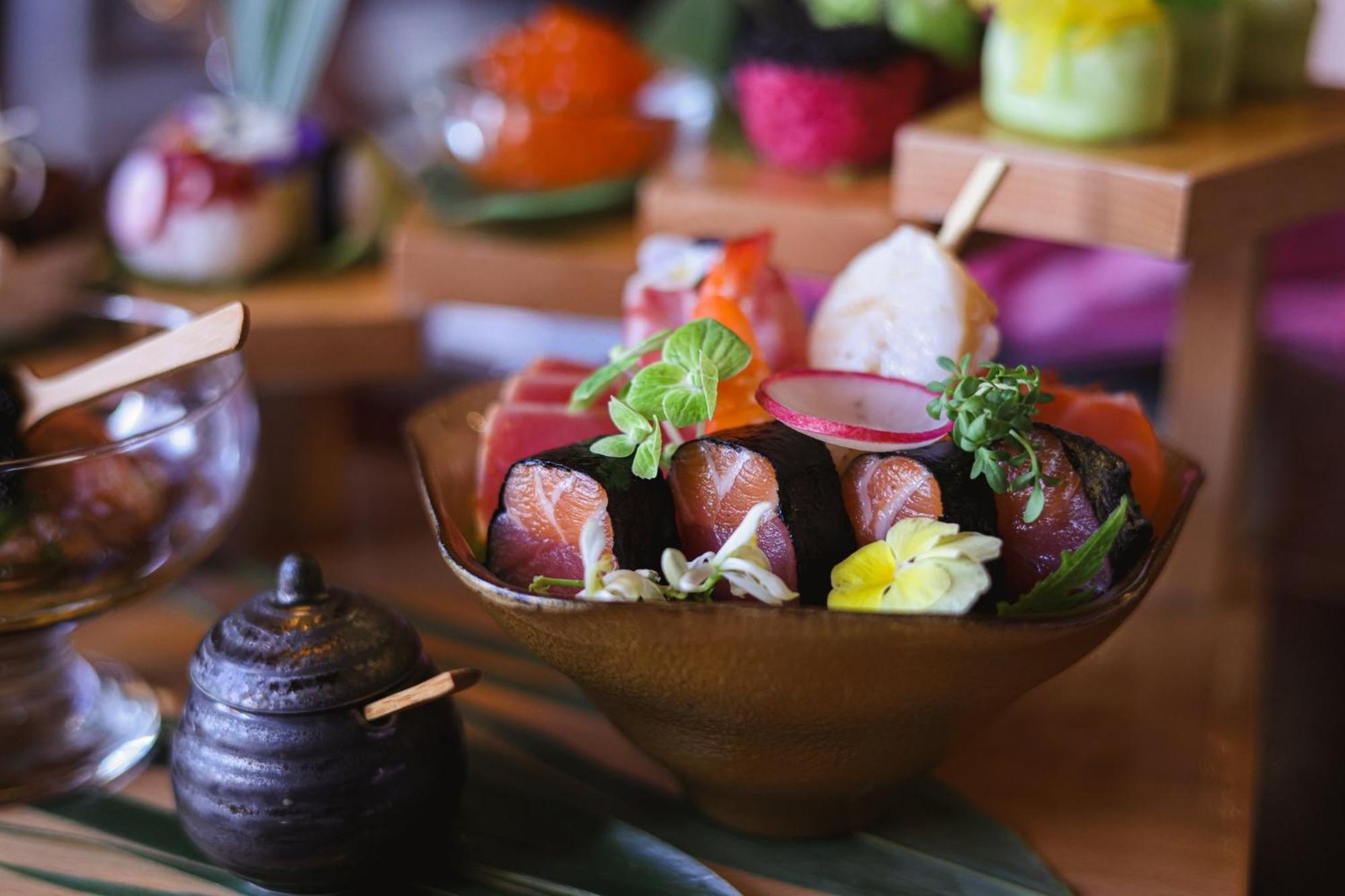 Отель Crowne Plaza Jeddah By Ihg Экстерьер фото Salmon sashimi