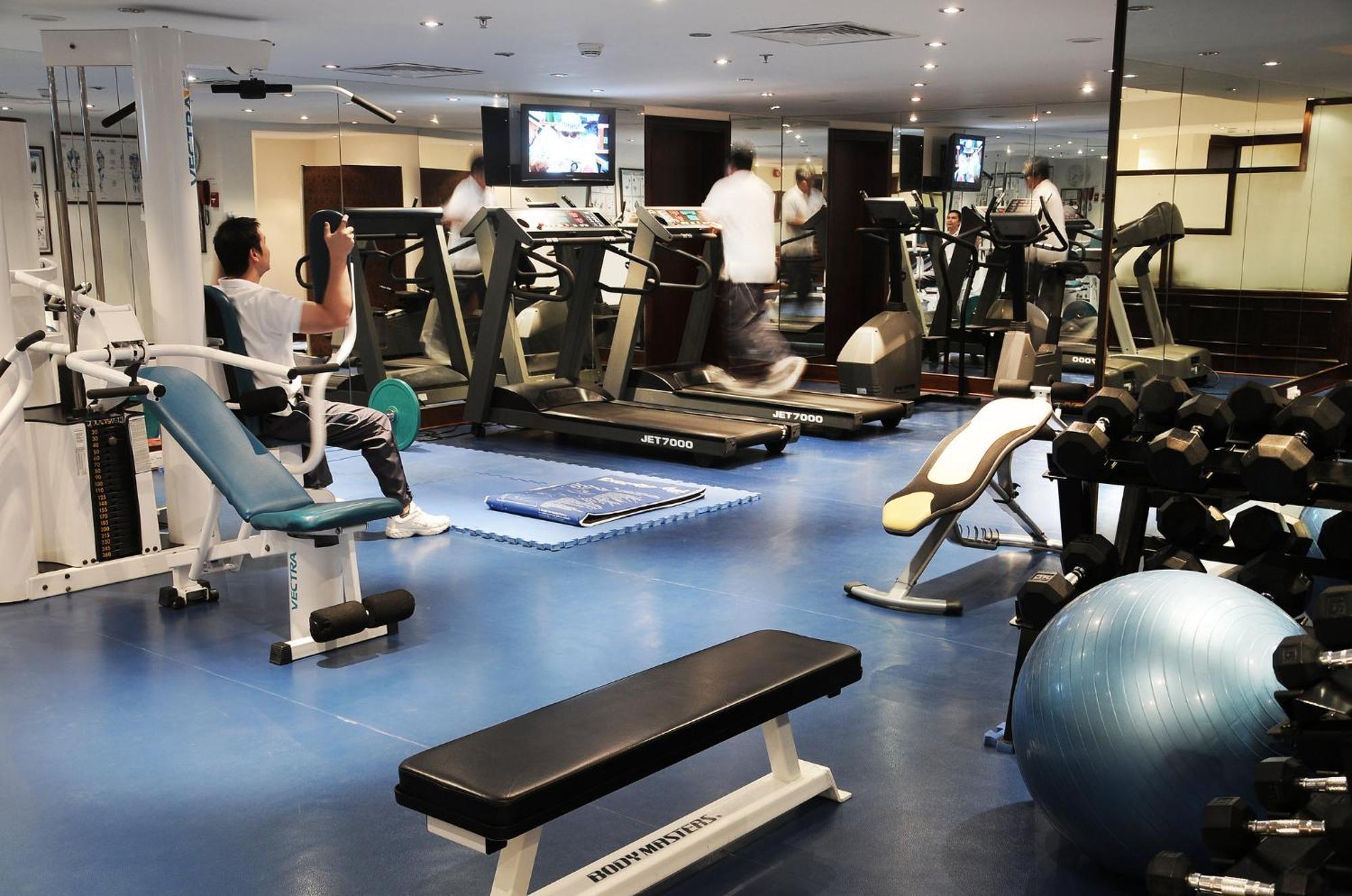 Отель Crowne Plaza Jeddah By Ihg Экстерьер фото A gym in a hotel