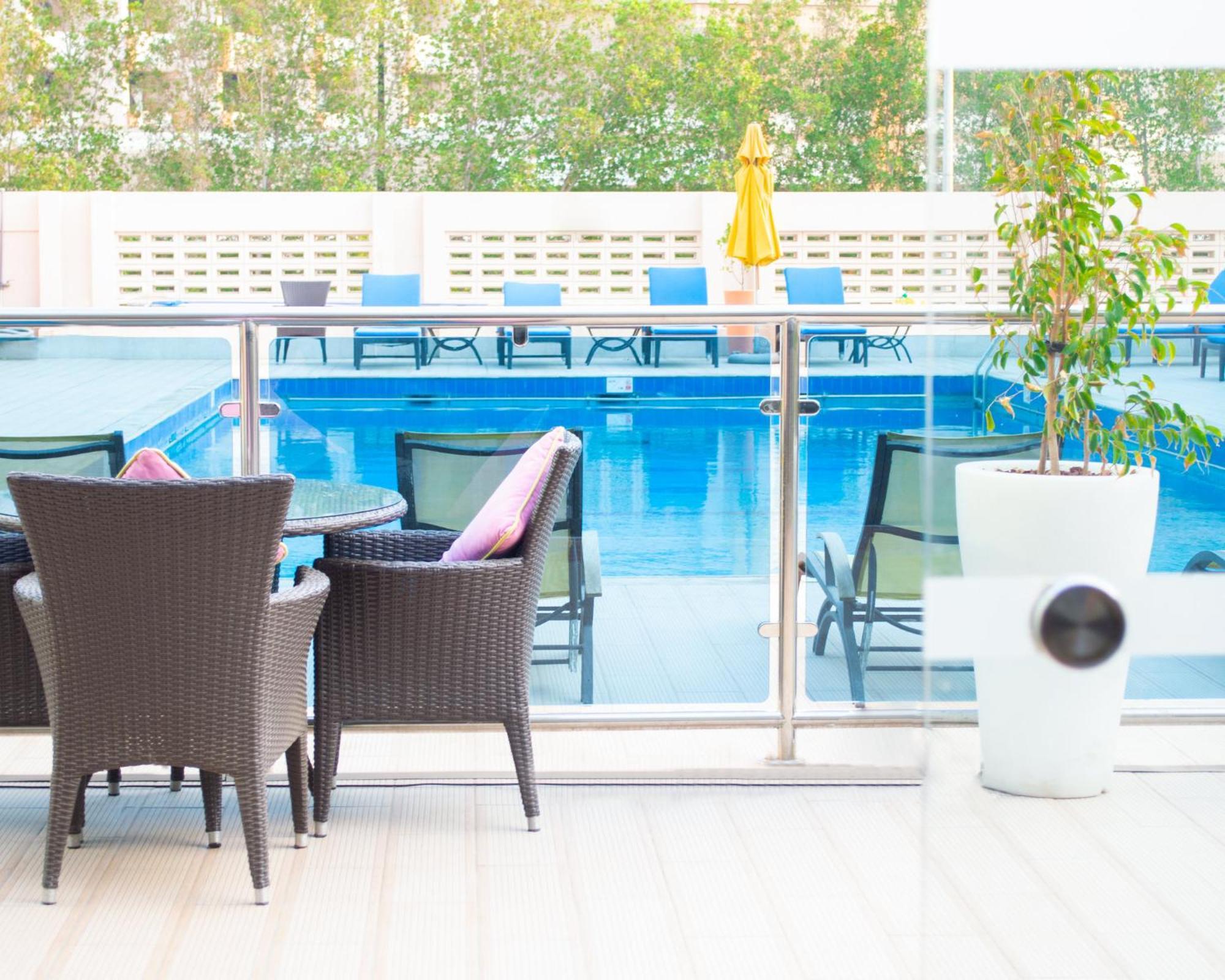 Отель Crowne Plaza Jeddah By Ihg Экстерьер фото The pool at the hotel