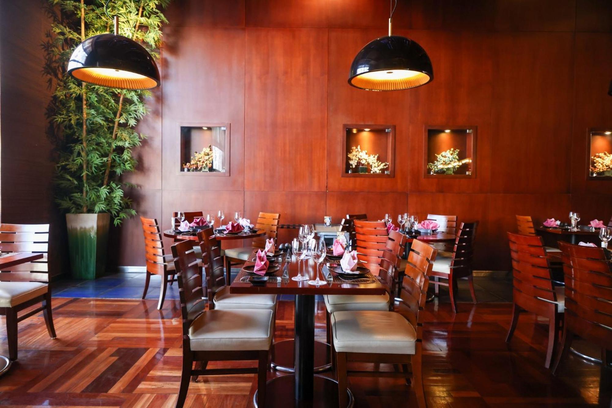 Отель Crowne Plaza Jeddah By Ihg Экстерьер фото Interior of a restaurant in the United States