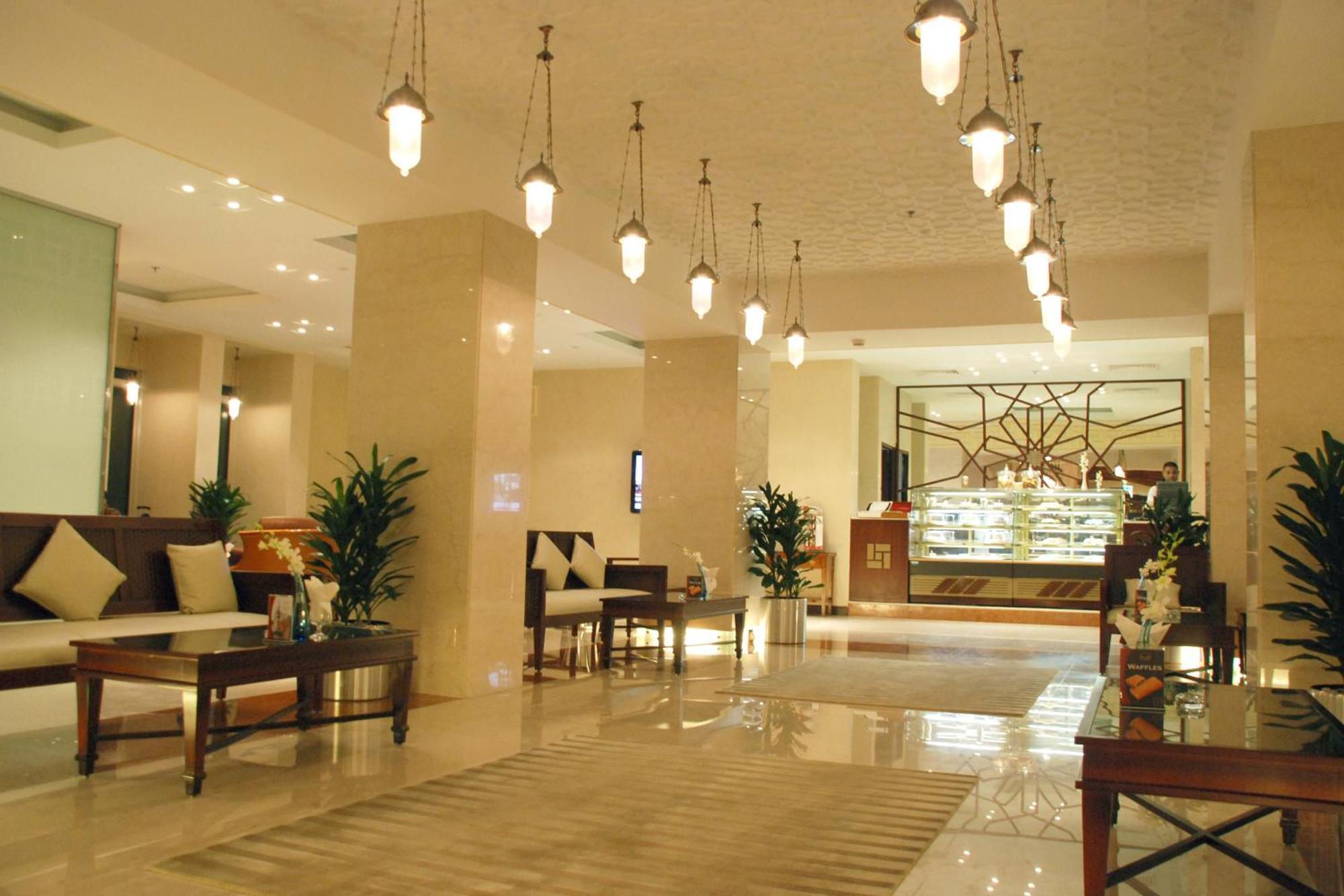 Отель Crowne Plaza Jeddah By Ihg Экстерьер фото Lobby